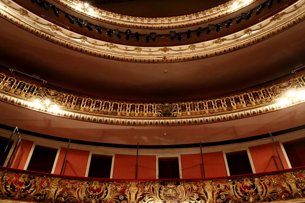 Balcoane ornate ale unui teatru istoric