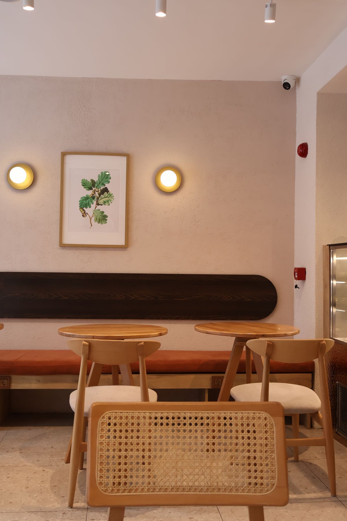 ร้านกาแฟในร่มตกแต่งเรียบง่าย