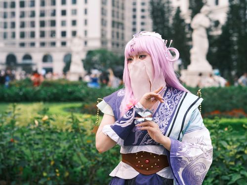 Free Colorful cosplay character poses in a bustling Vietnamese urban park, embodying fantasy and creativity. Stock Photo