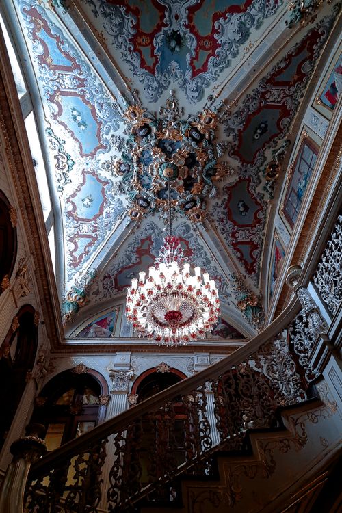 Free Elegant intricate ceiling and chandelier in Dolmabahçe Palace, Istanbul, showcasing architectural grandeur. Stock Photo