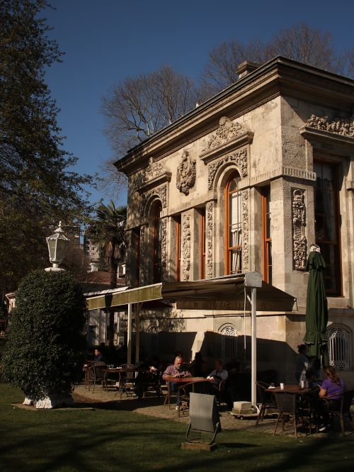 Free Charming outdoor cafe next to a historic Ottoman building in Istanbul, Türkiye. Stock Photo