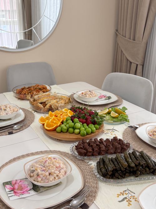 Free Elegant table setting with diverse dishes, perfect for social gatherings. Stock Photo