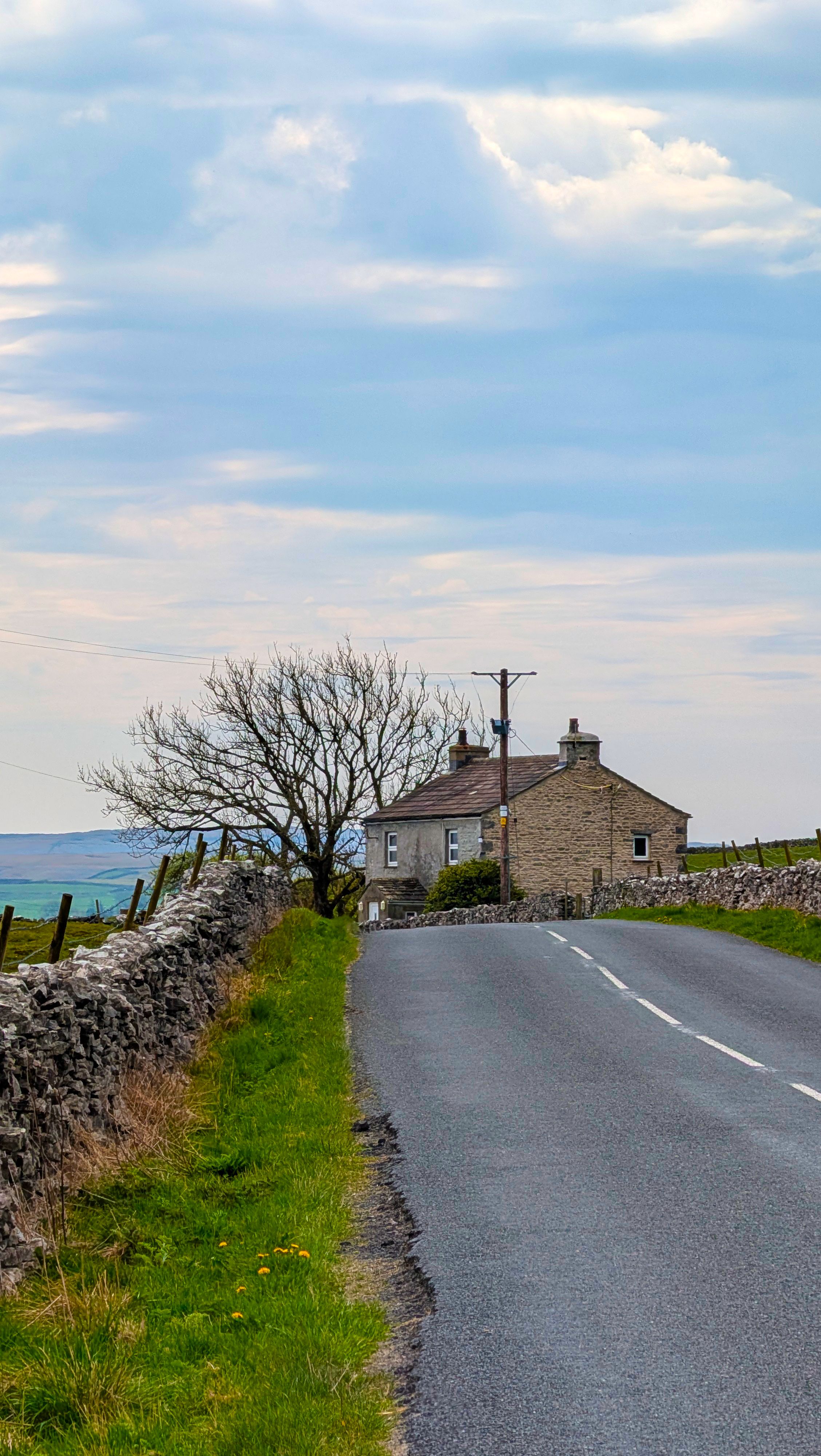 Country Road with Stone House in Rural England · Free Stock Photo