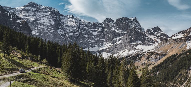 Faszinierendes Motiv in den Alpen – Sportwagen Hintergrundbild