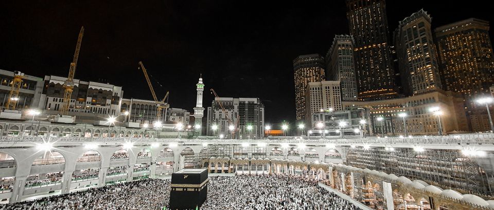 Umrah packing list: what to pack for men and women: Saudi Arabia travel scene illustrating this guide