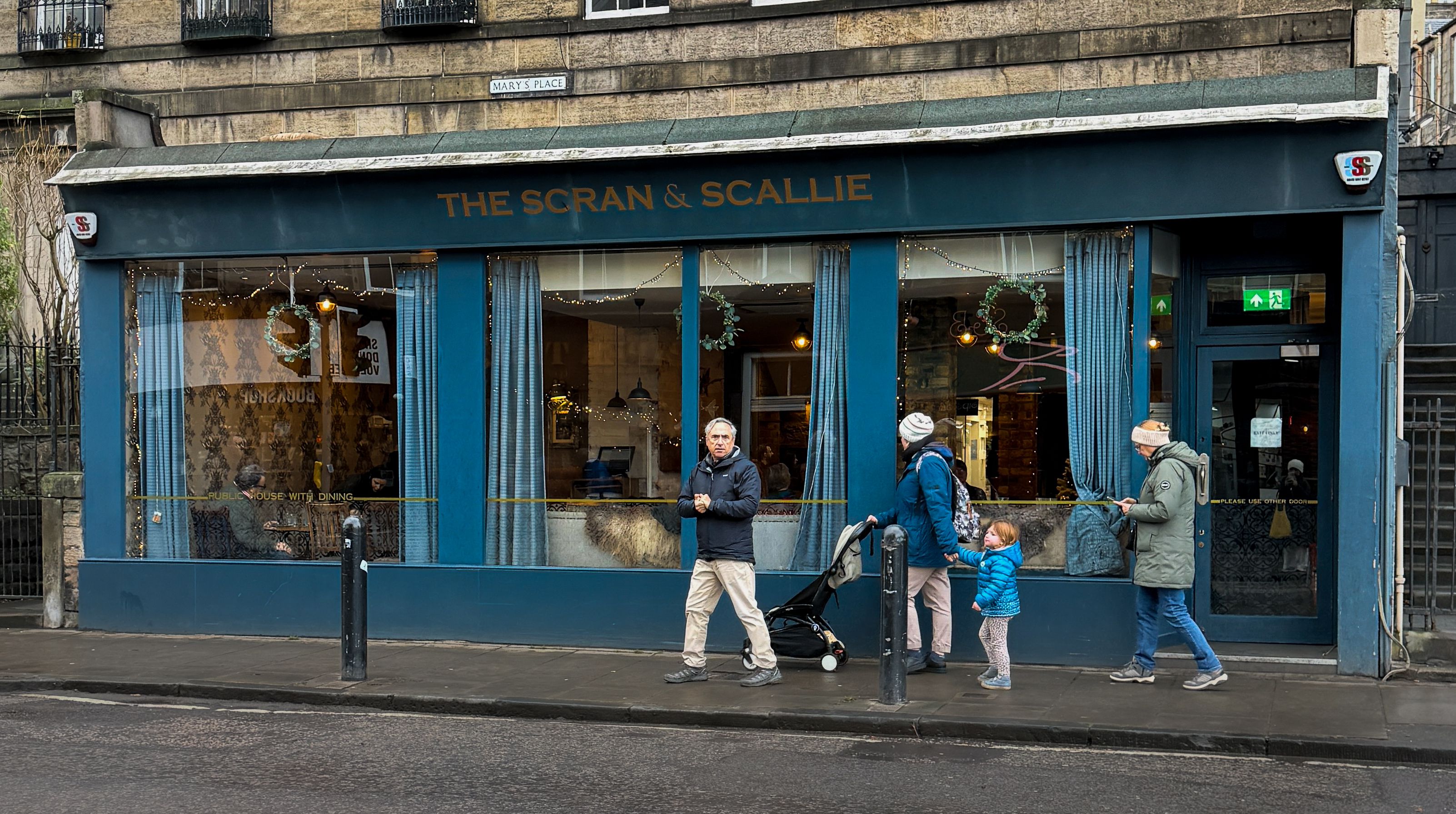 Street Scene at The Scran & Scallie, Edinburgh · Free Stock Photo