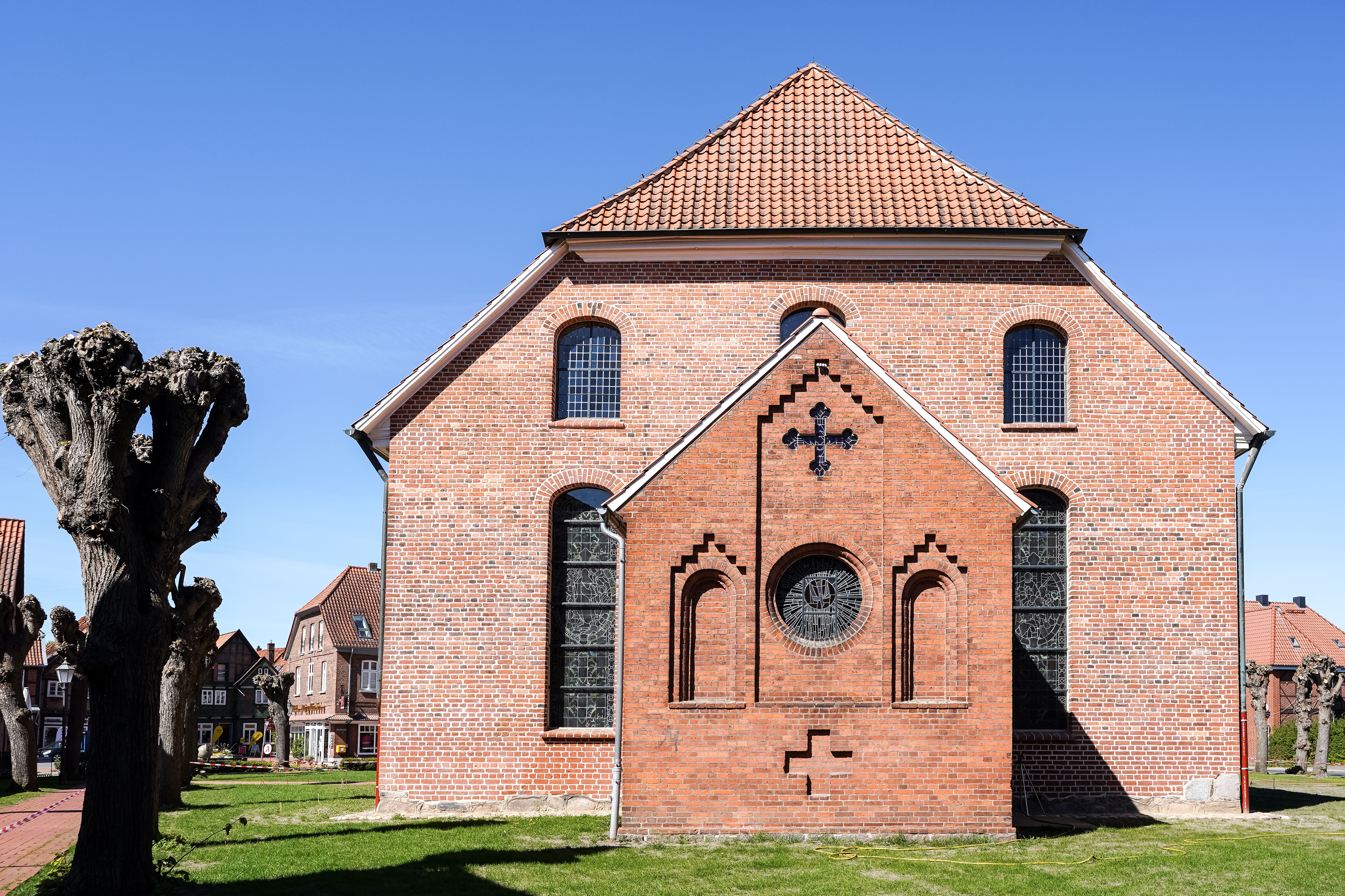 A historic red brick church in Bleckede, Niedersachsen, showcasing medieval architecture on a sunny day.
