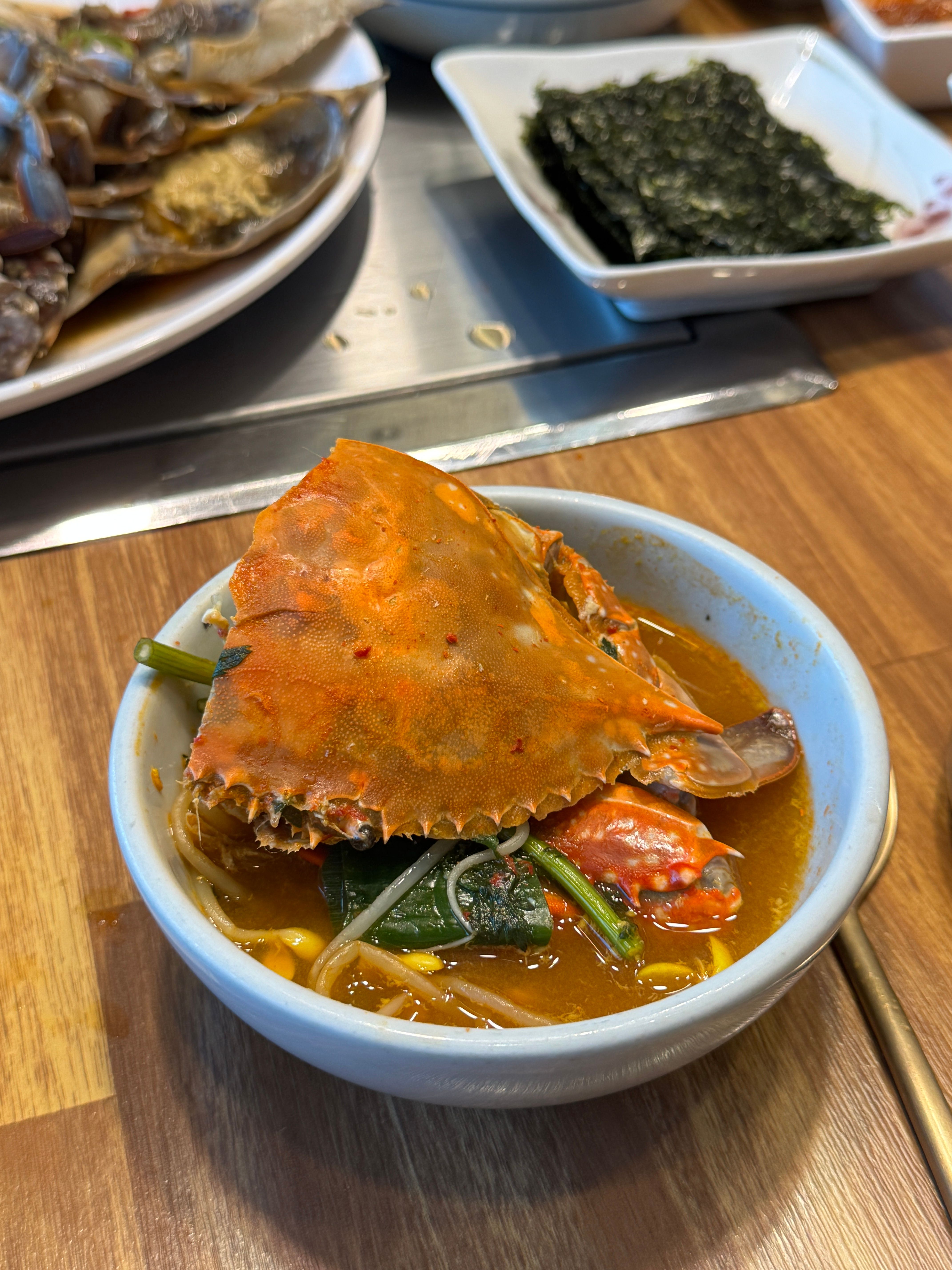 포항 물회처럼 해산물이 듬뿍 들어간 바닷가 식당의 한 그릇 요리