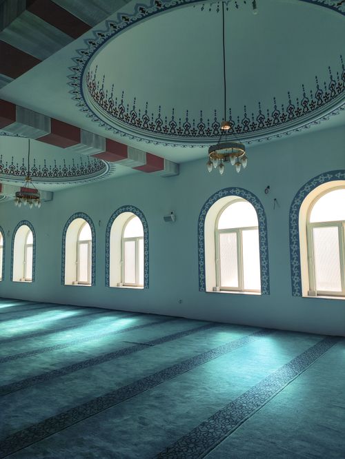 Free Serene and illuminated interior of a mosque in Bursa, Türkiye, featuring ornate design and natural light. Stock Photo