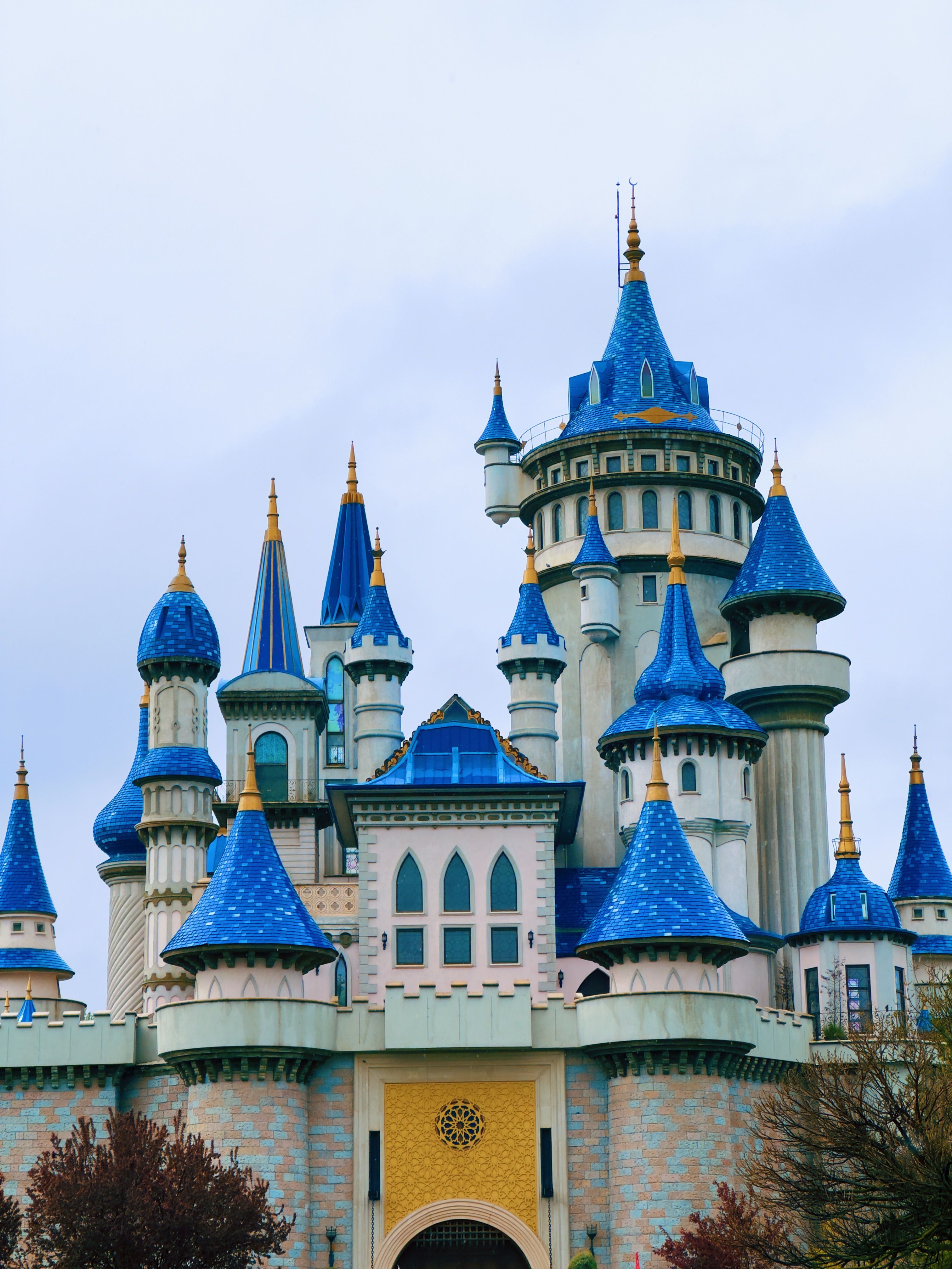 Blue and Pink Castle at Disneyland · Free Stock Photo