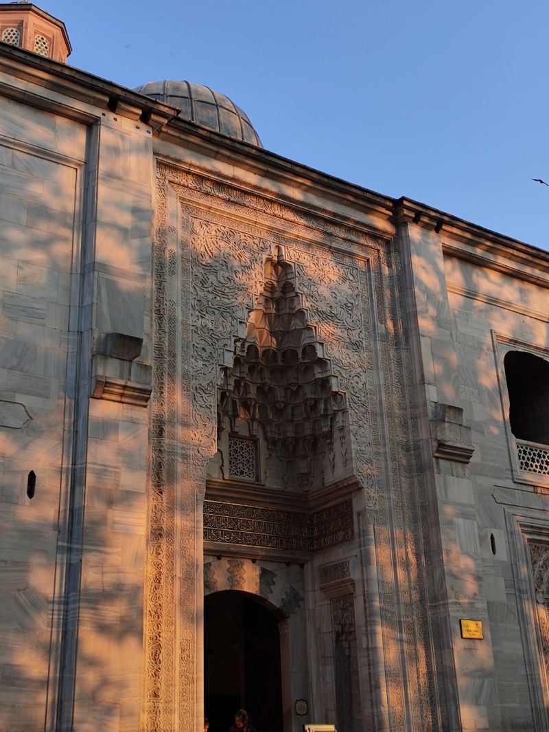 Bursa'da tarihî cami cephesinin gün batımındaki görünümü