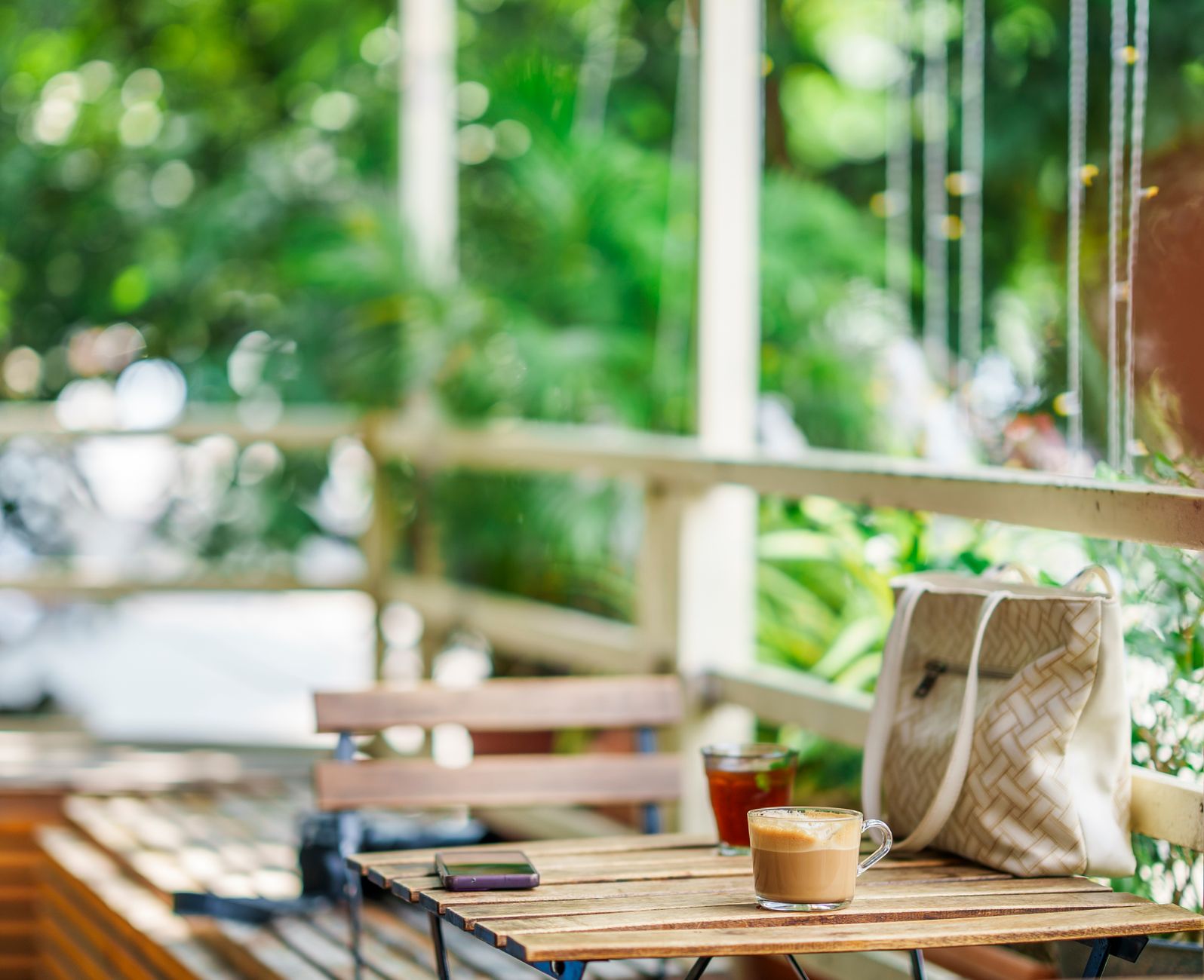 La terraza de un café con las sillas vacías