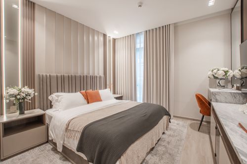 Free A stylishly decorated bedroom featuring a comfortable bed, elegant furnishings, and soft lighting. Stock Photo