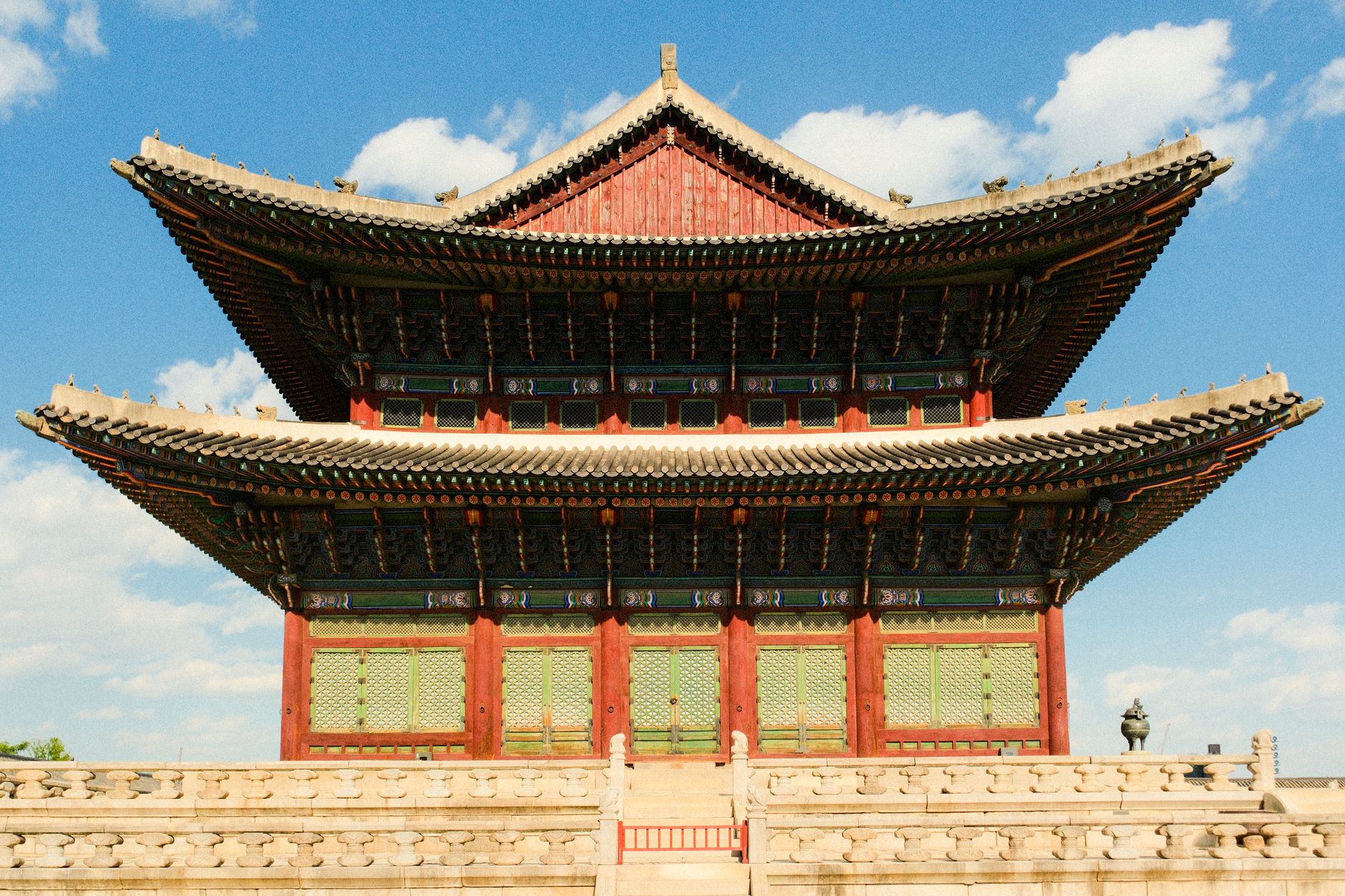 Gyeongbokgung Palace met koninklijke poorten en kleurrijke paviljoens 3