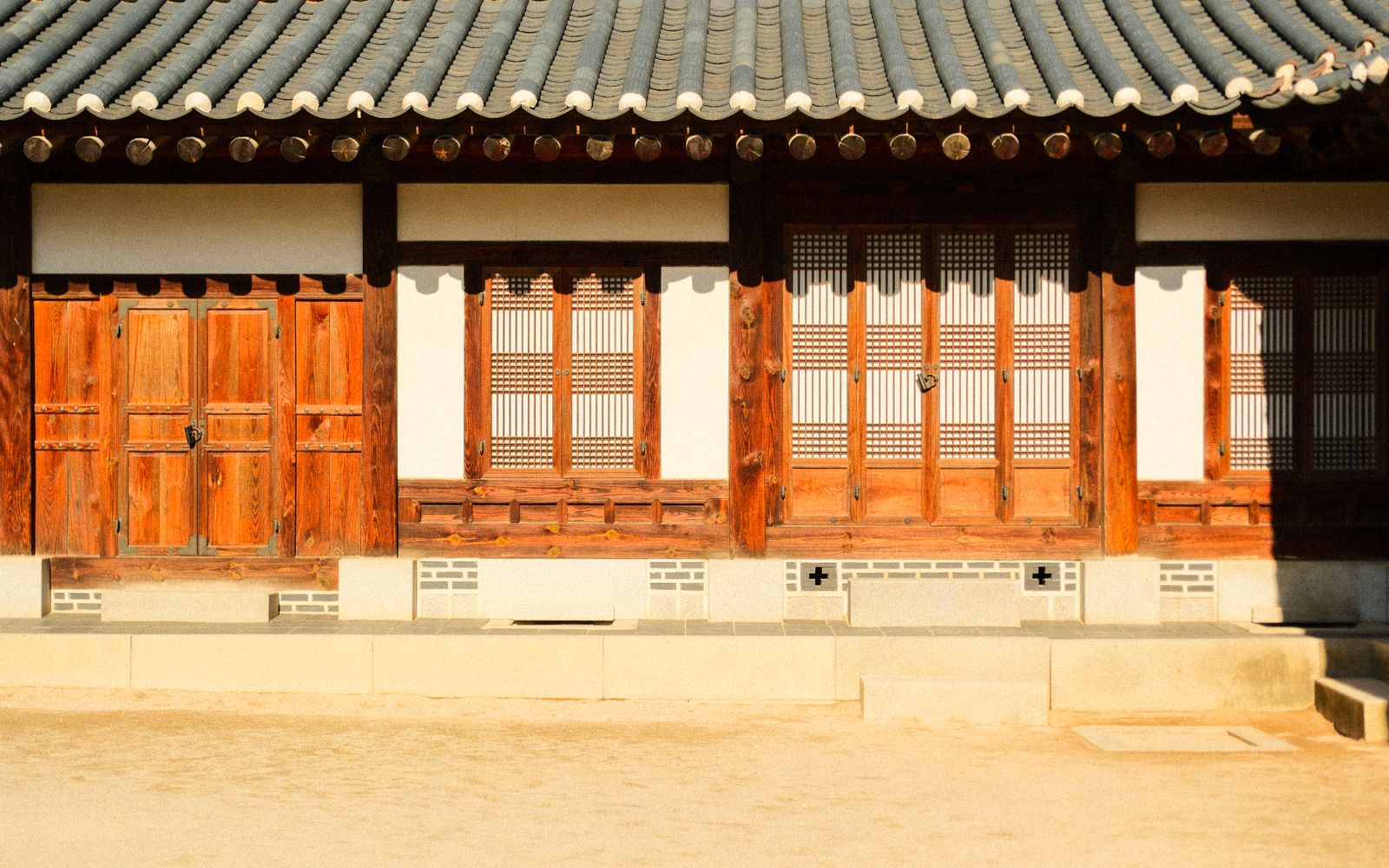 계약 전 이사 날짜를 먼저 상담해도 되나요? 상담 내용을 떠올리게 하는 한국적 분위기의 고해상도 실사 사진