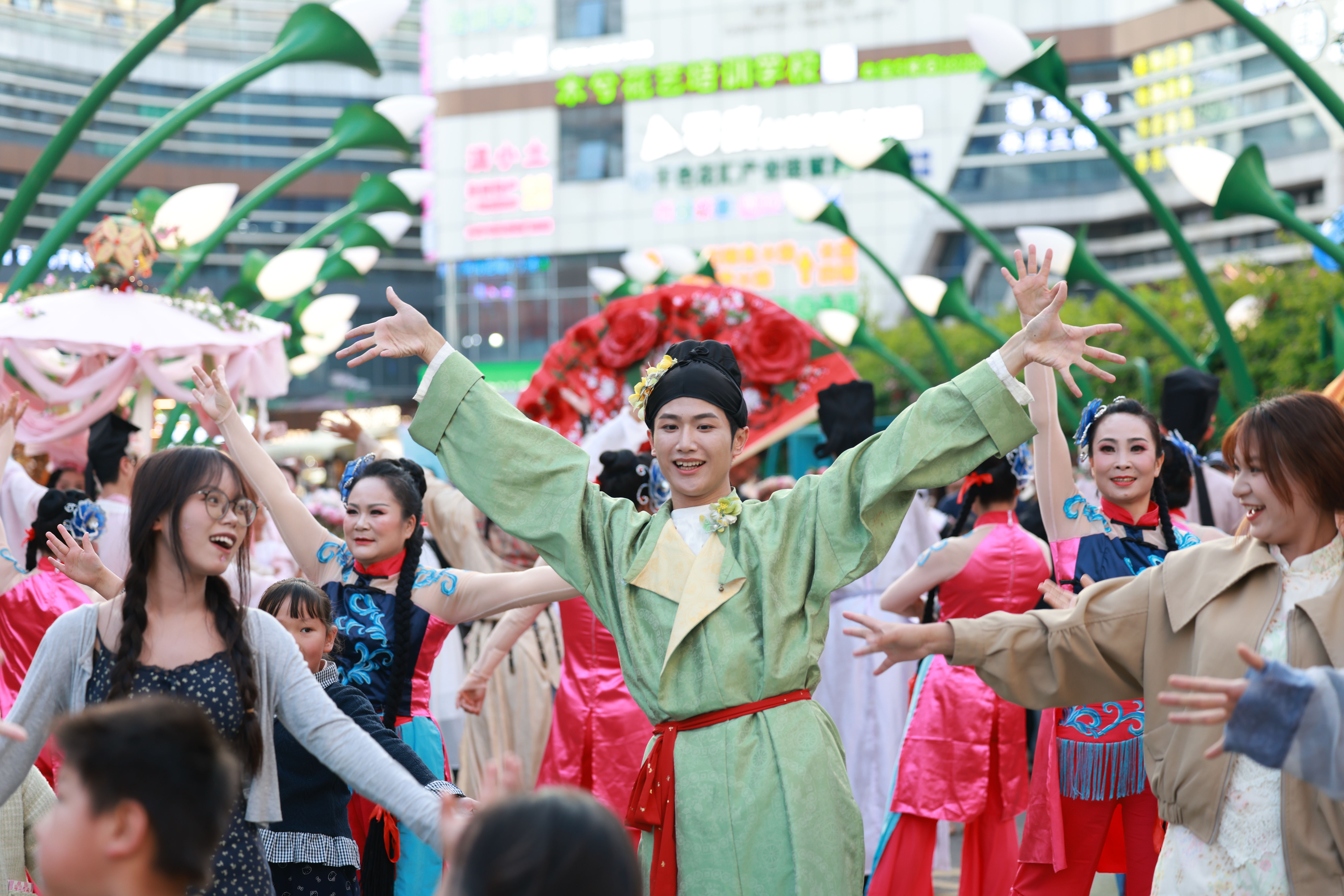 ['street dance festival seoul', 'k-pop random play dance crowd', 'korean street fashion models', 'express bus terminal seoul night']