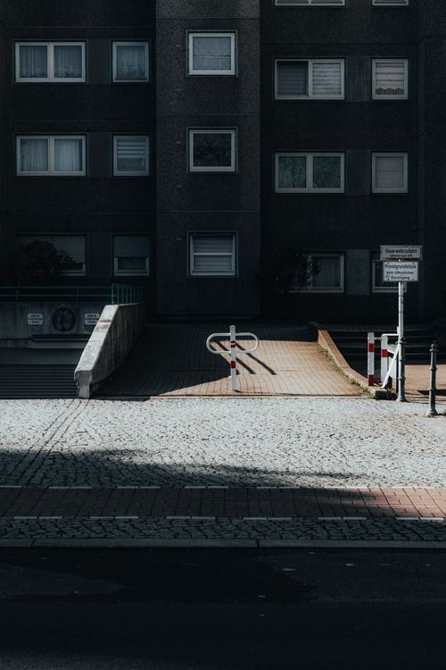 Free A minimalist urban view with shadows and light play, showcasing Berlin's architecture. Stock Photo