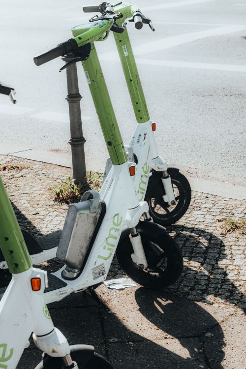 Trotinete electrice parcate pe o stradă din Berlin