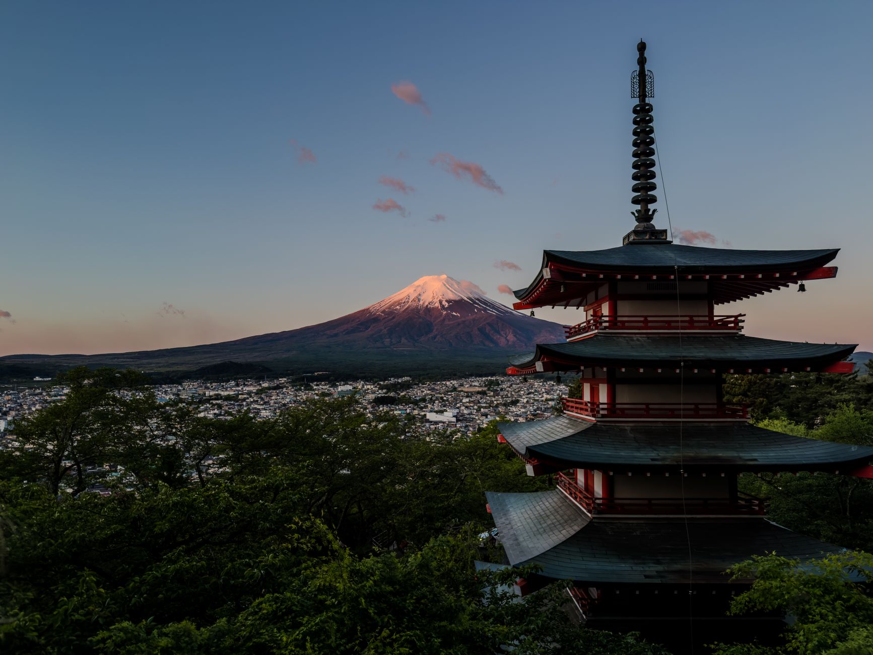 Strahlender Sonnenaufgang & Mount Fuji – Anime-Stil Hintergrundbild