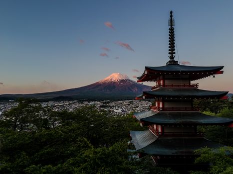 Strahlender Sonnenaufgang & Mount Fuji – Anime-Stil Hintergrundbild