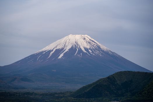 Prächtiger Himmel & Schnee – Anime-Stil Hintergrundbild