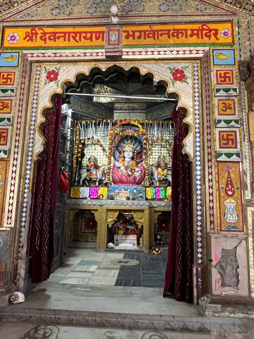 Free Colorful entrance of a Hindu temple adorned with deities and intricate detailing, offering a spiritual ambiance. Stock Photo