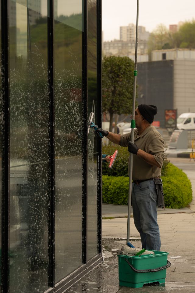 Professionelle Fensterreinigung an einer Glasfassade