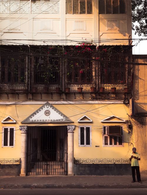 Free Charming vintage building in Kolkata, India, beautifully lit by the warm golden hour sun, showcasing classic architecture. Stock Photo