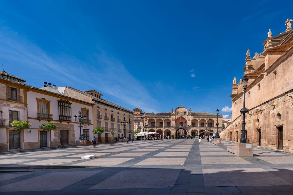 Día soleado en la histórica Plaza Mayor de Lorca, Región de Murcia, mostrando una hermosa arquitectura.