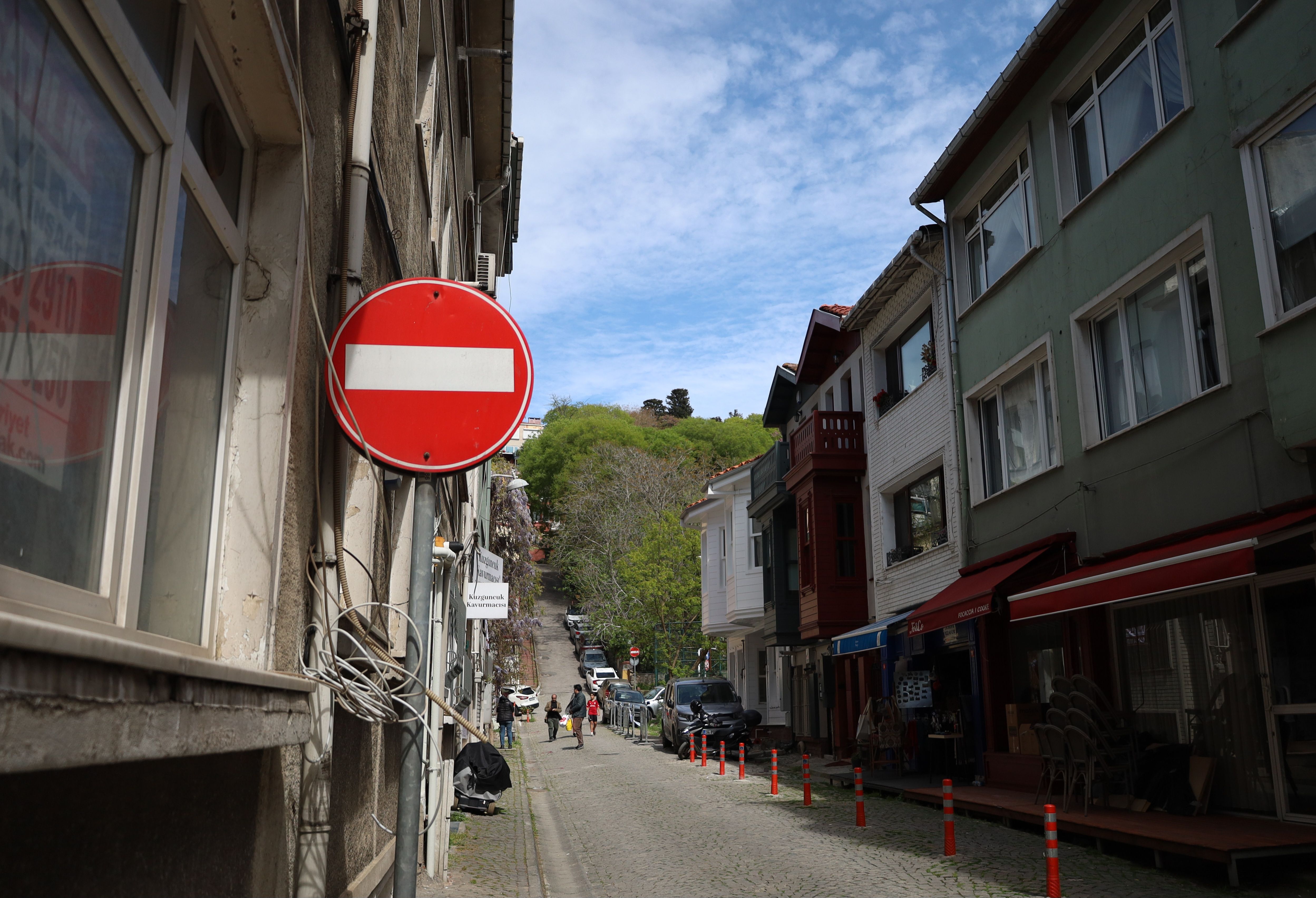 Charming Alley View with No Entry Sign · Free Stock Photo