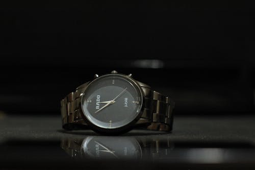 Free Δωρεάν στοκ φωτογραφιών με Αναλογικό ρολόι, λήψη προϊόντος, μαύρο φόντο Stock Photo