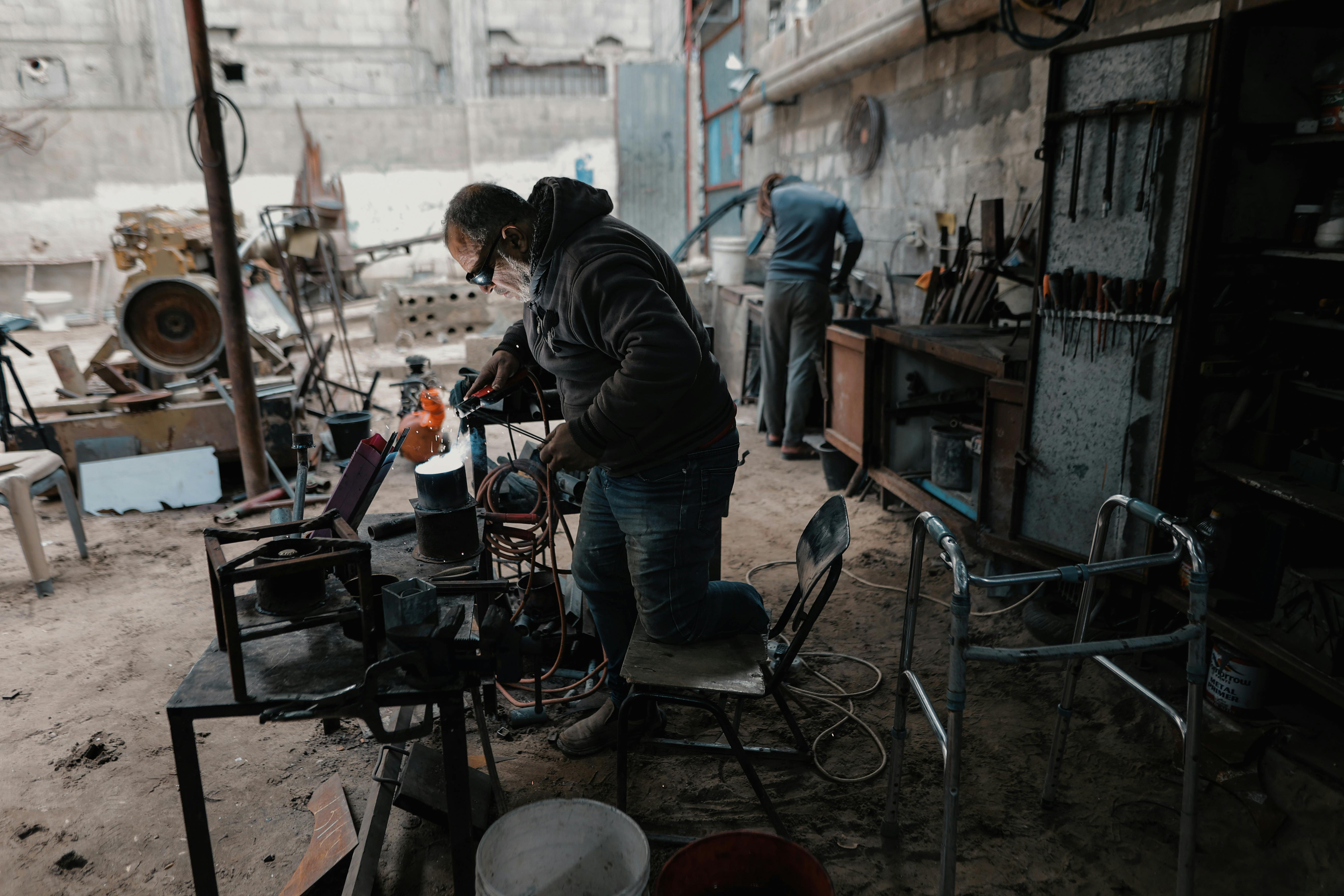 Analog crafts: From blacksmithing to needlepoint, young people are embracing ‘grandma hobbies’ — Photo by Hosny salah on Pexe