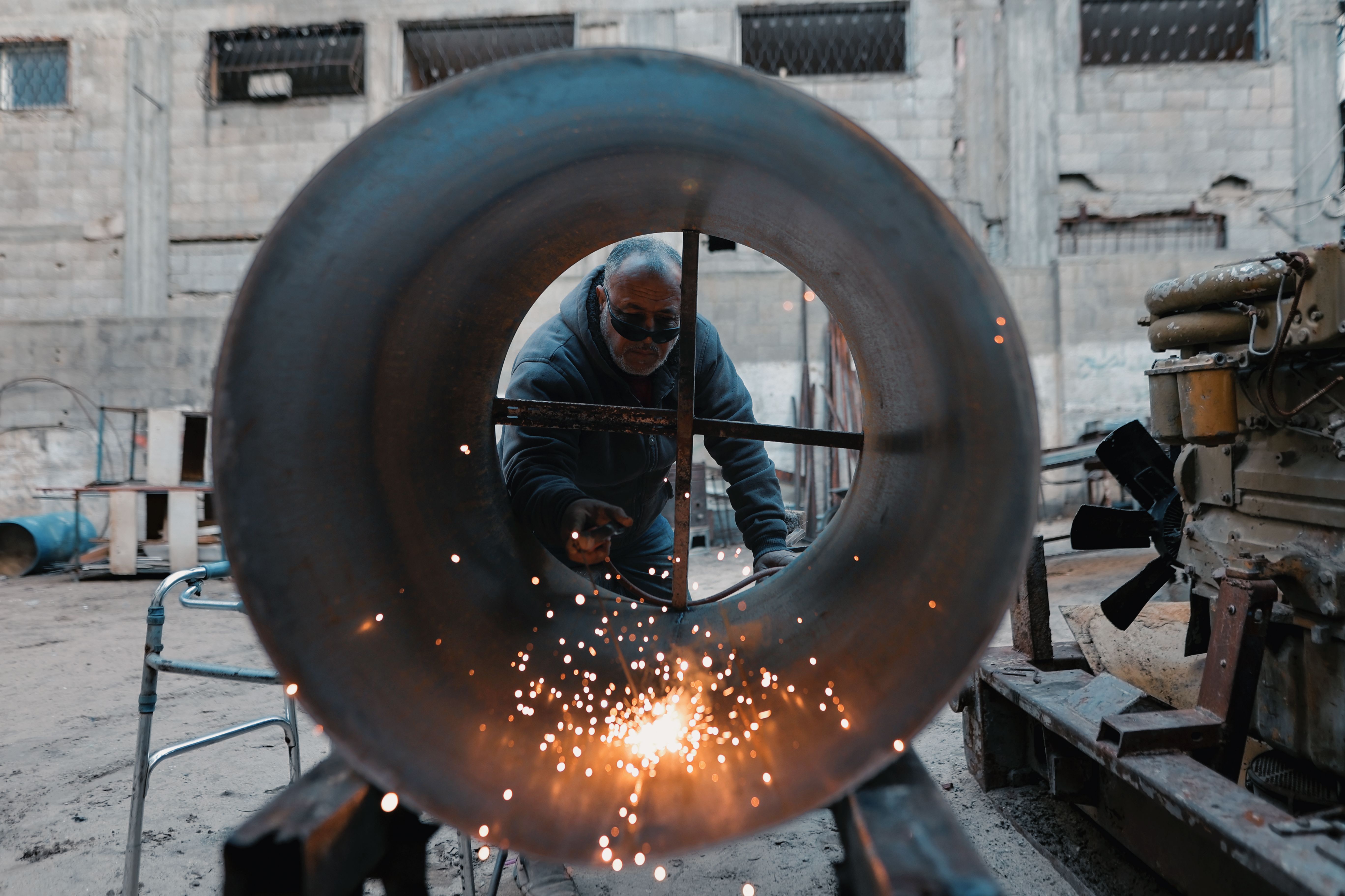 T29 flap disc prepping a large pipe section