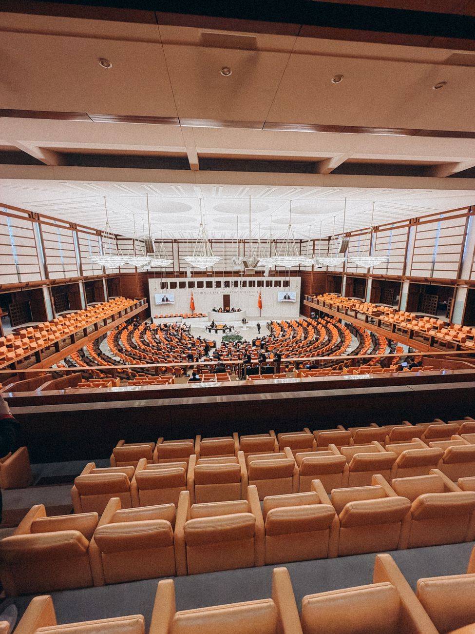 Groothoekzicht op het grootse zitgedeelte van het Turkse Parlement, dat de architectonische elegantie in Ankara toont.