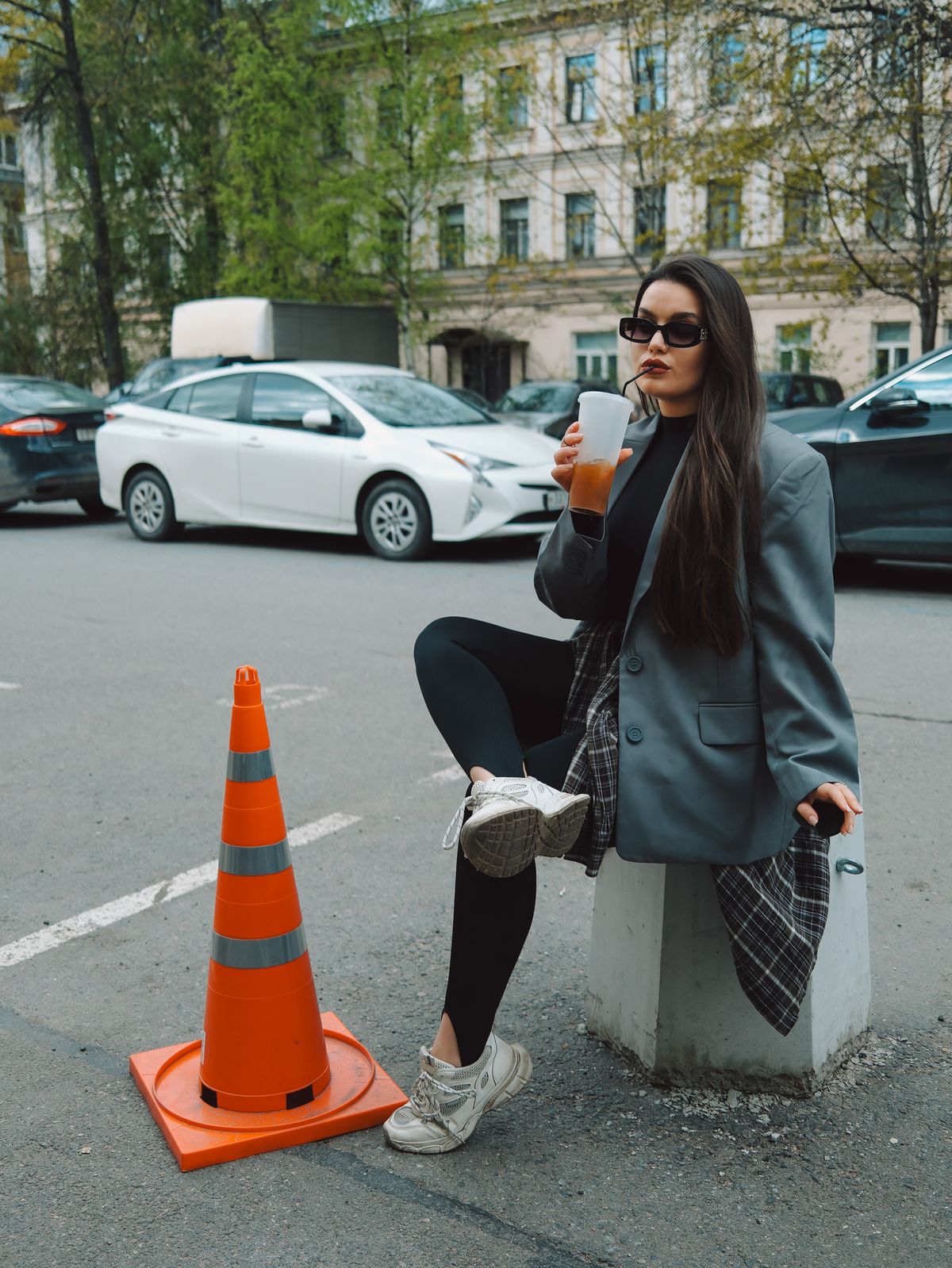 Slouchy Blazer Outfits for Women — 7 Relaxed Tailoring Looks for Fall Fashionable woman in an oversized blazer outdoors in daylight