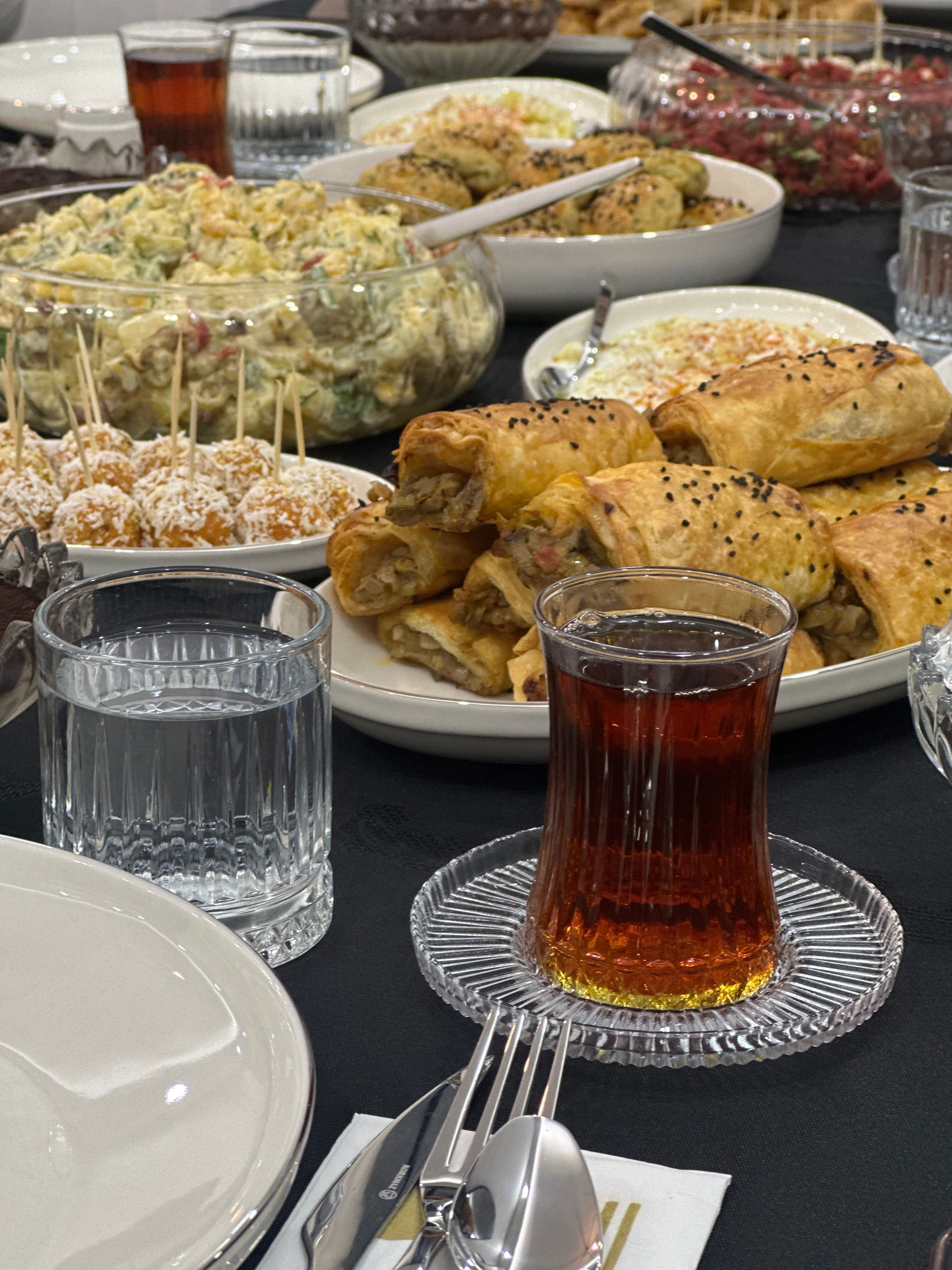 Dopahar ka nashta ho gaya ekdum perfect yeh traditional Turkish spread dekhkar! 🍵🥐👌 #TurkishDelights #Tolee #AfternoonVibes