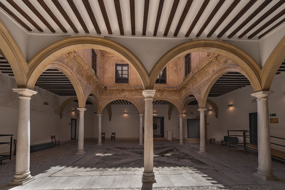 Elegante patio abovedado en Lorca, que muestra la arquitectura española con intrincadas columnas y juegos de sombras.