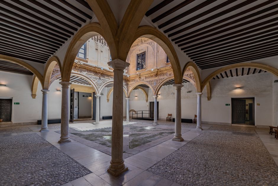 Elegante patio con arcos de Lorca, que muestra la arquitectura clásica española.