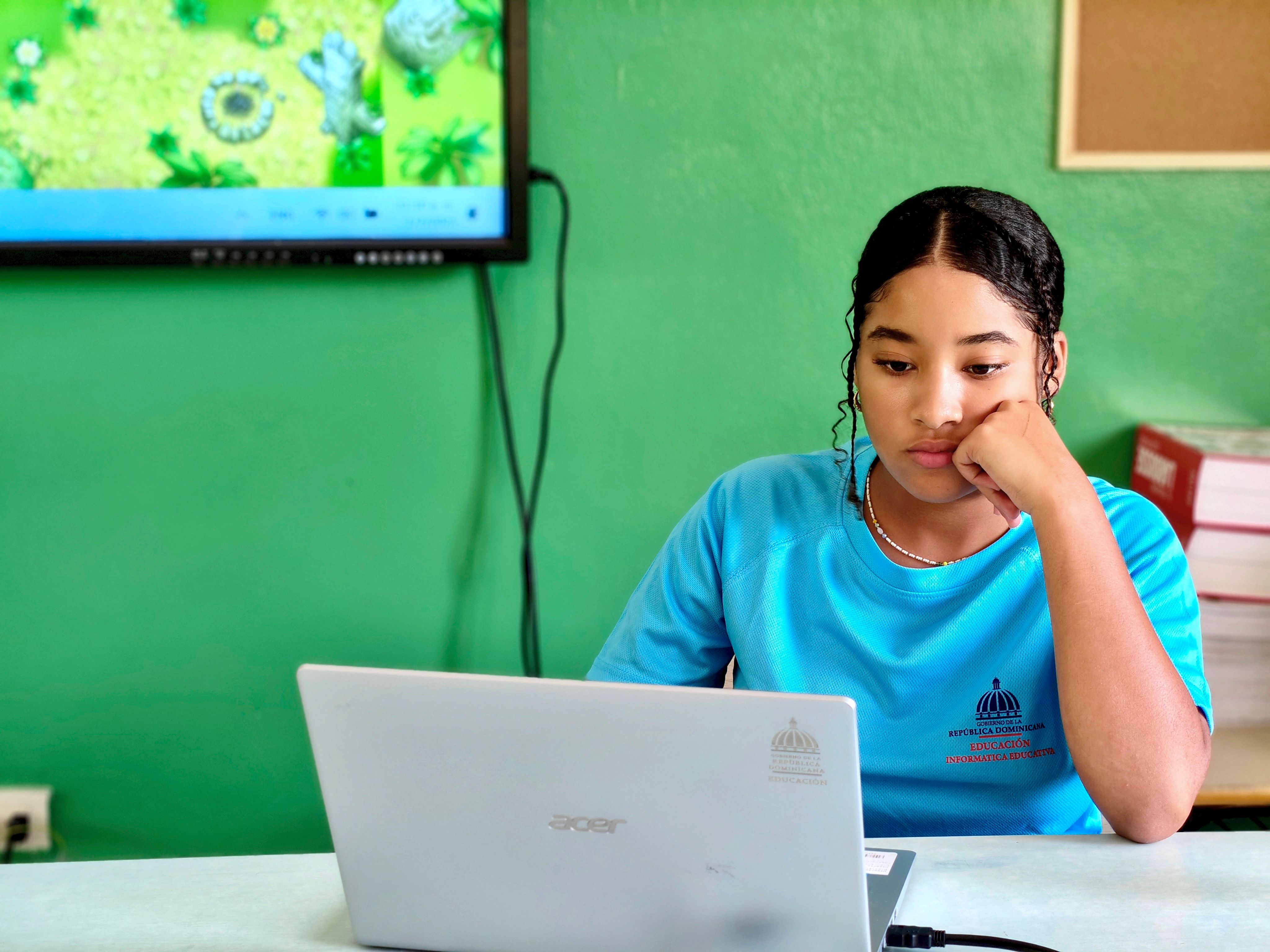 Jovem estudando com laptop e livros em casa