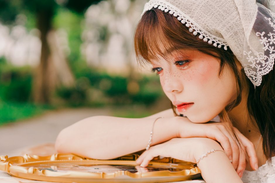 Trang điểm tông cam đất mùa thu cho da khô tại Hà Nội