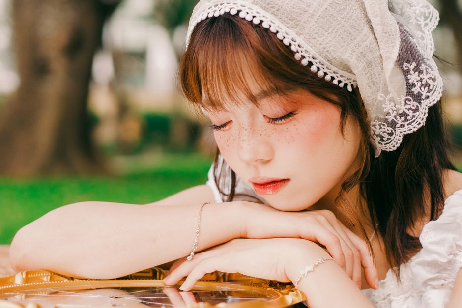 Trang điểm tông cam đất mùa thu cho da dầu tại Hà Nội