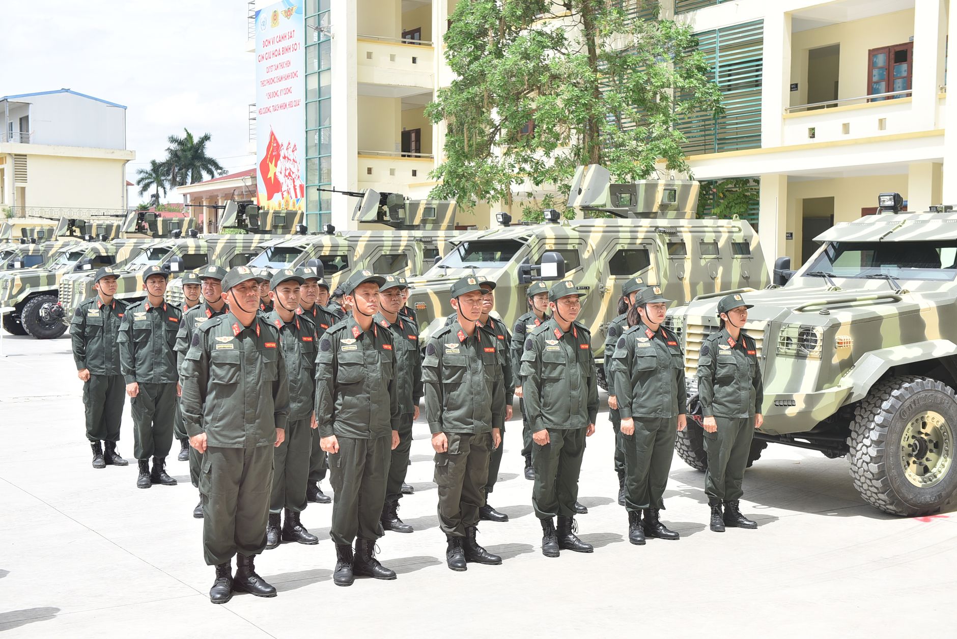 နည်းပြတစ်ဦးက ဗီဒီယိုခွဲခြမ်းစက်ရှေ့တွင် ၂၀၂၆ ကမ္ဘာ့ဖလား အသင်းဗျူဟာကို စာရင်းဇယားဖြင့် လေ့လာနေသည့် မြင်ကွင်း