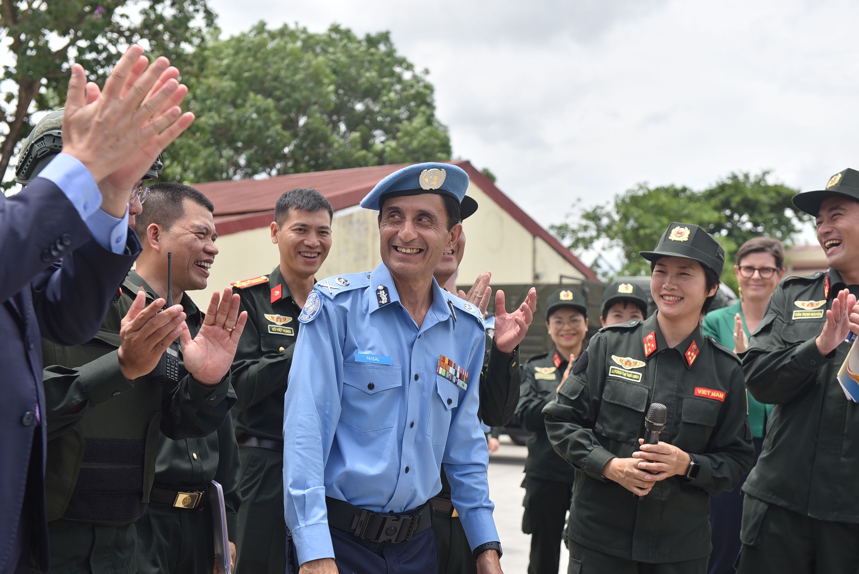 အပ်ငွေဘောနပ်စ်စည်းမျဉ်းများကို လက်ပ်တော့တွင် ဖတ်နေသော ဘဏ္ဍာရေးမှတ်တမ်းပြုလုပ်သူ၏ အနီးကပ်မြင်ကွင်း