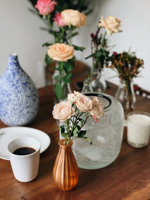 テーブルに生花が付いている花瓶