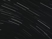 在黑暗的夜空中，长时间暴露于明亮的恒星