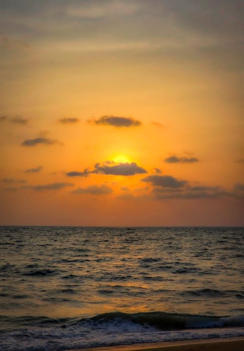 Free Capture of a serene sunset over the ocean with vibrant colors in Kochi, India. Stock Photo
