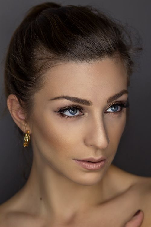 Free Close-up portrait of an elegant woman with makeup and earrings. Stock Photo