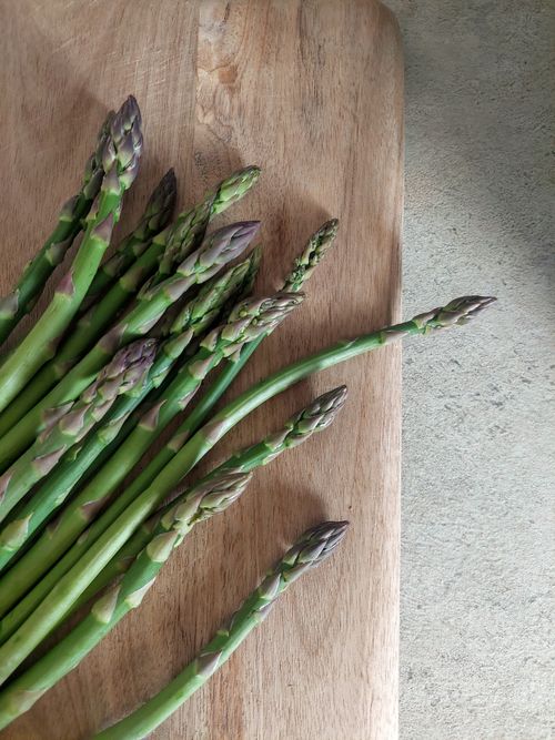Free A bunch of fresh green asparagus spears arranged on a wooden surface, perfect for healthy meals. Stock Photo