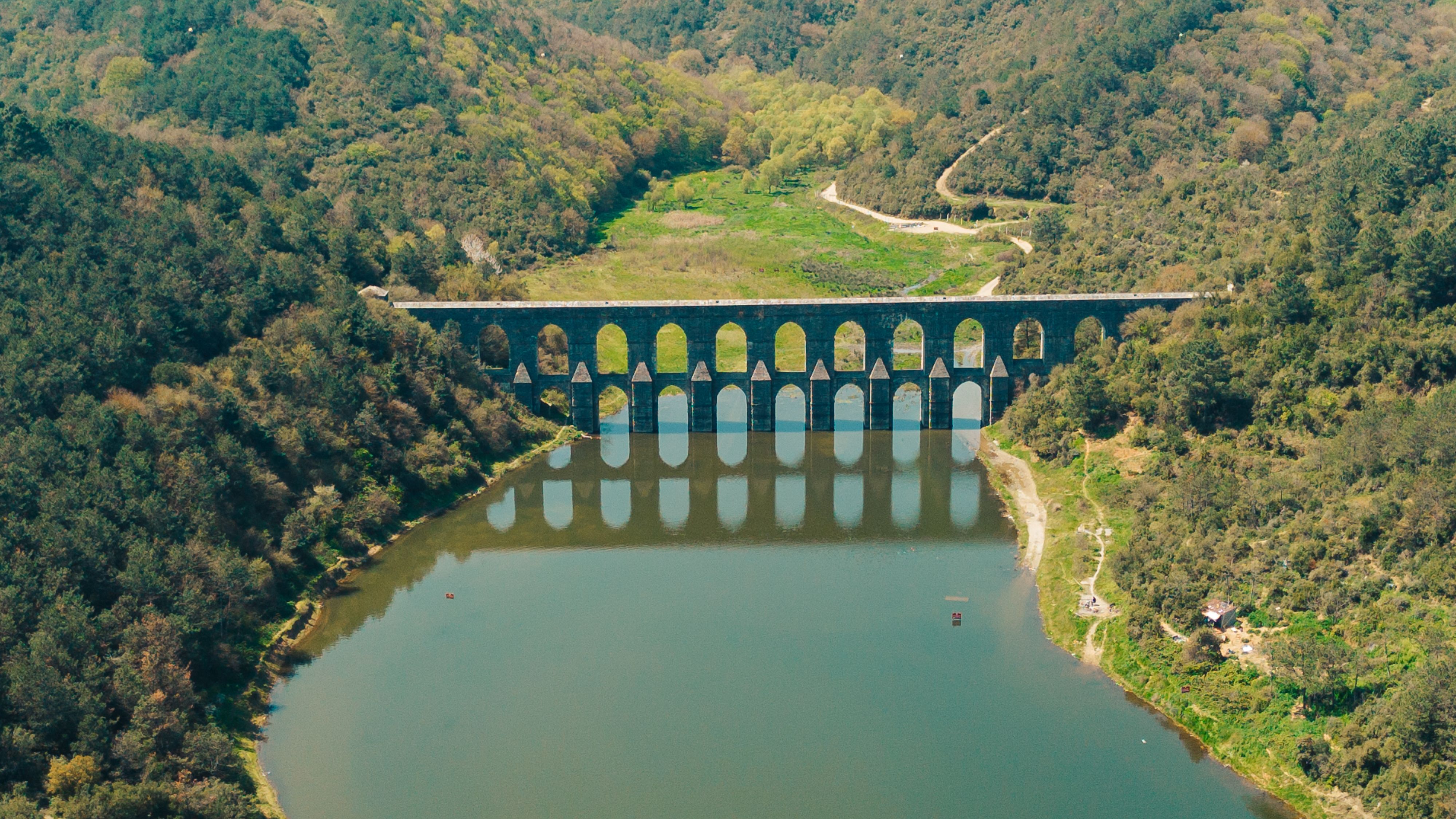 Aerial View of Historic Arched Aqueduct · Free Stock Photo