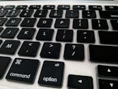 笔记本电脑键盘的黑色按键与符号特写